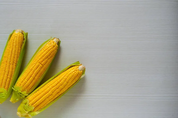 Fénykép friss nyers kukorica — Stock Fotó