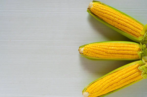 Zdjęcie świeże surowe kukurydzy — Zdjęcie stockowe