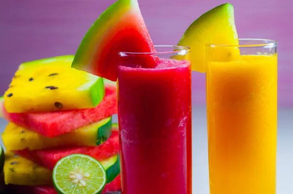 El jugo de sandía está hecho de sandía de frutas frescas, sandía roja y amarilla — Foto de Stock