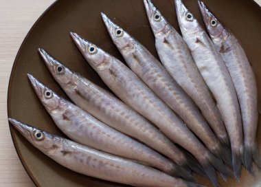 Bir plaka üzerinde taze çiğ balık