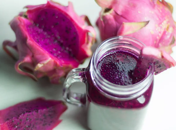 Kırmızı dragon meyve suyu ve taze dragon meyve