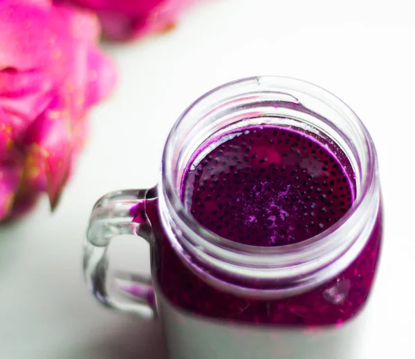 Kırmızı dragon meyve suyu ve taze dragon meyve