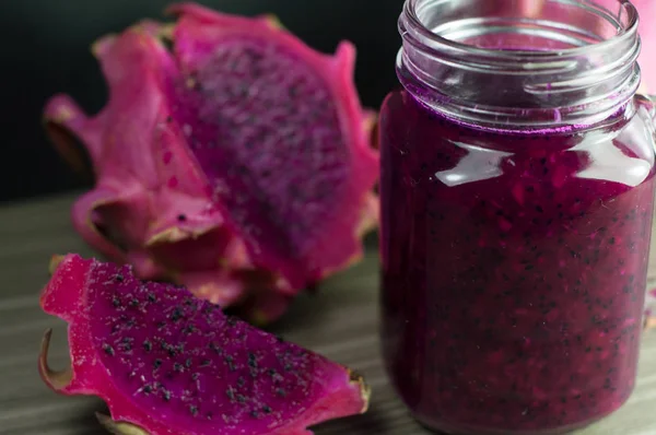 Kırmızı dragon meyve suyu ve taze dragon meyve