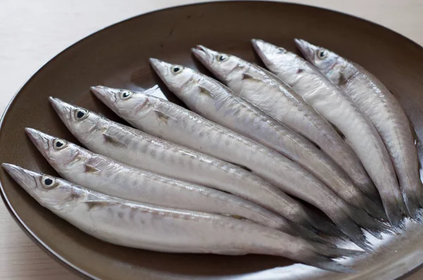 Bir plaka üzerinde taze çiğ balık