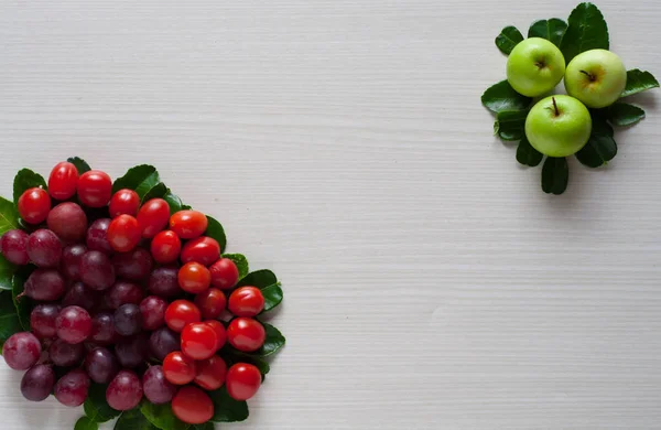 Fotoğraf yeşil elma, üzüm ve kiraz domates