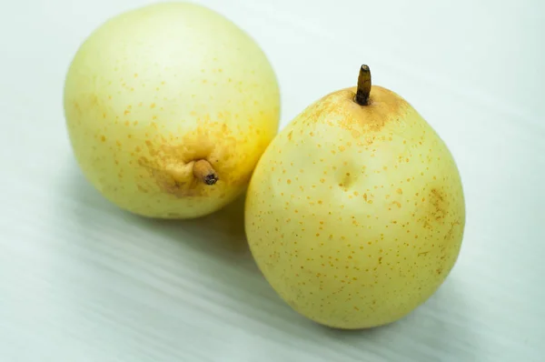 Beyaz tahta üzerinde taze armut