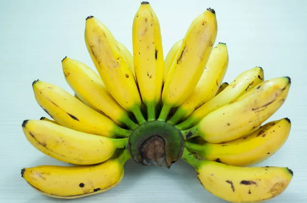 muz bir ahşap masa beyaz