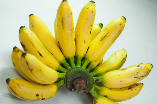 muz bir ahşap masa beyaz.