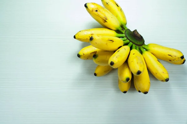 muz bir ahşap masa beyaz