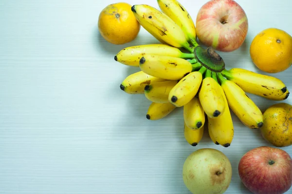 Variedade de frutas frescas no fundo branco — Fotografia de Stock