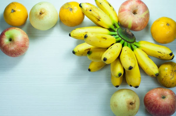 Variedade de frutas frescas no fundo branco — Fotografia de Stock