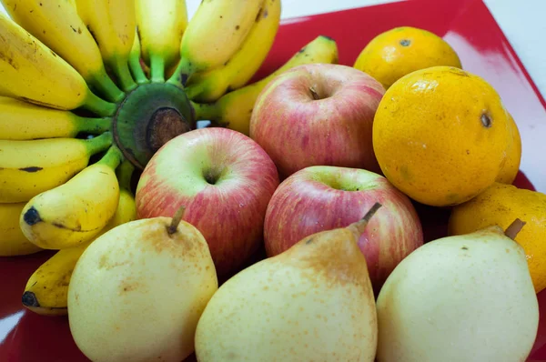 Variedade de frutas frescas em um prato trata — Fotografia de Stock