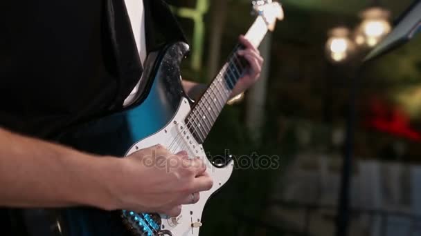 Mann Gitarrist spielt E-Gitarre — Stockvideo