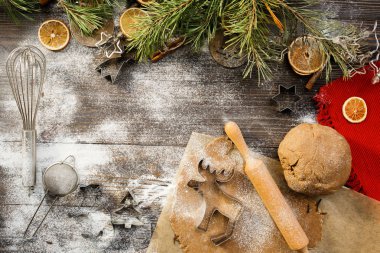 Mutfakta Noel kurabiyesi pişirmek, üst manzara. Noel atmosferi. Pişirme, Battore, Noel ağacı, portakal, Dasher, un için elek, hamur.