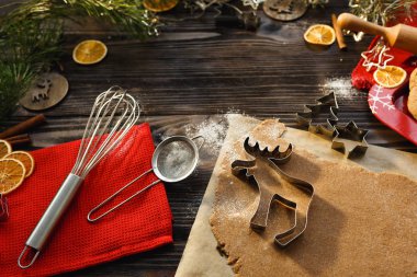 Noel havası, Kek Konsepti, Noel tatlısı. Mutfak malzemelerinin ve mutfak malzemelerinin olduğu düz bir yer. Aşçılık siteleri ve sayfalar için Noel afişi