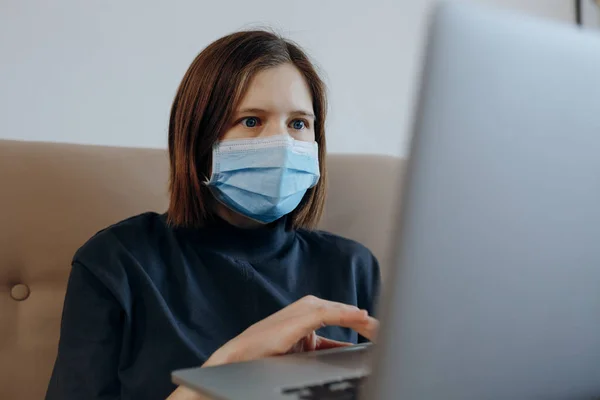 World Pandemic Woman Protective Mask Her Face Isolating Home Reading — Stock Photo, Image