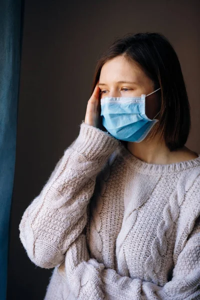 Ung Kvinna Bär Medicinsk Ansiktsmask För Att Skydda Mot Virus — Stockfoto