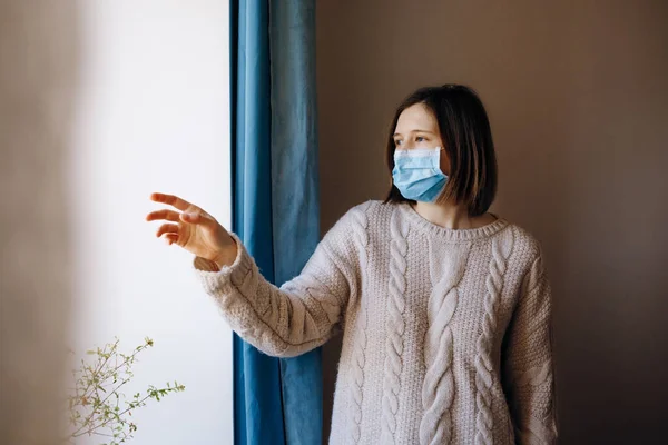 Potret Wanita Yang Mengenakan Masker Wajah Medis Untuk Melindungi Dari — Stok Foto