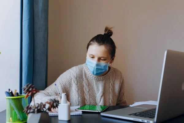 Wanita Yang Bekerja Dari Rumah Dengan Laptop Memakai Topeng Pelindung — Stok Foto