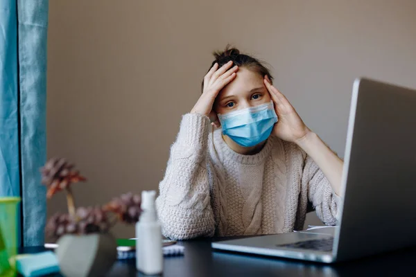 World Pandemic Woman Protective Mask Her Face Isolating Home Reading — Stock Photo, Image
