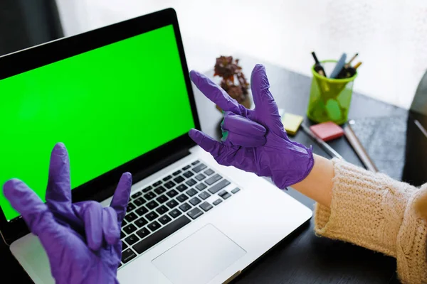 Concepto Coronavirus Manos Con Guantes Protección Violeta Escribiendo Teclado Del — Foto de Stock