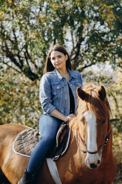 Πορτρέτο Της Νεαρής Γυναίκας Άλογό Της Στη Λέσχη Στυλ Ράντσου — Φωτογραφία Αρχείου