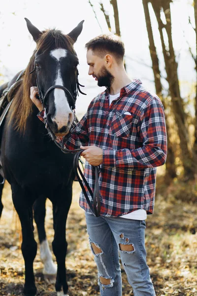 田舎の馬のそばに立つ青年の肖像 — ストック写真