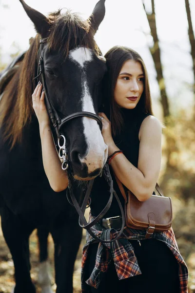 年轻女人和她的马在乡村俱乐部 牧场风格 — 图库照片
