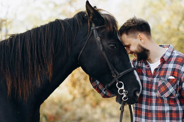 Jovem Homem Cavalo Sorridentes Homem Tem Tempo Passatempo Andar Cavalos — Fotografia de Stock