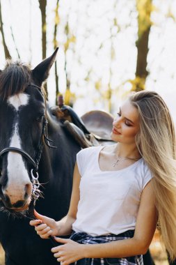 Kırsalda at başında gülümseyen güzel bir genç kadının portresi.. 