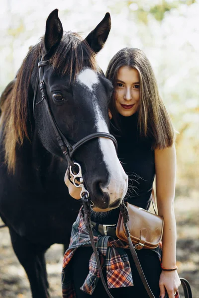 Retrato Uma Jovem Com Cavalo Clube Campo Estilo Rancho Menina — Fotografia de Stock