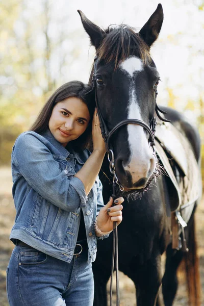 Mulher Morena Elegante Bonita Perto Cavalo Rancho Menina Sorridente Abraçando — Fotografia de Stock