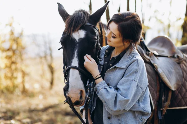 田舎のクラブで馬と一緒に若い女性 牧場風 — ストック写真