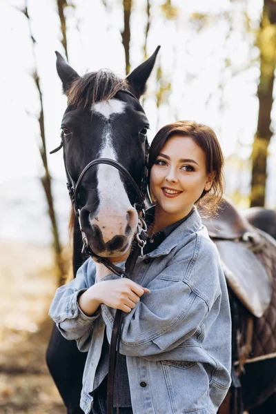 Mulher Morena Elegante Bonita Perto Cavalo Rancho Menina Sorridente Abraçando — Fotografia de Stock