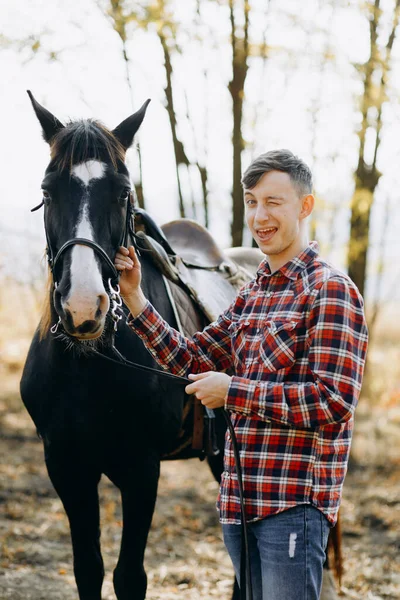Jovem Homem Cavalo Sorridentes Homem Tem Tempo Passatempo Andar Cavalos — Fotografia de Stock