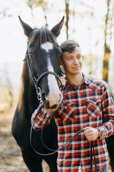 Πορτραίτο Του Νεαρού Άνδρα Άλογο Στην Ύπαιθρο — Φωτογραφία Αρχείου