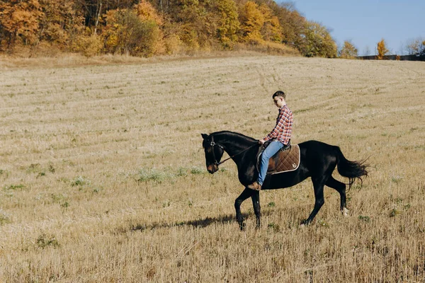 Portret Van Een Jockey Jongen Rijdend Natuur Mannelijke Ruiter Tijdens — Stockfoto