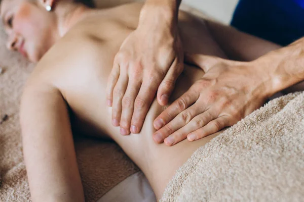 Close Van Vriendje Geven Ontspannende Massage Voor Zijn Vriendin Romantische — Stockfoto