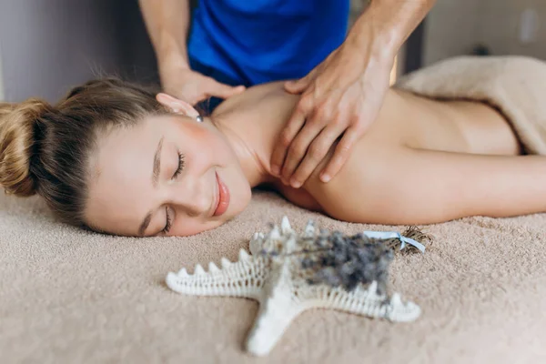 Close Van Vriendje Geven Ontspannende Massage Voor Zijn Vriendin Romantische — Stockfoto