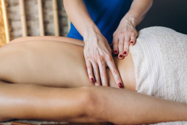 Adam karısının sırt masajından zevk alıyor. Alternatif tıp ve ev spa teması. Sağlık ve rahatlama kavramı. Yakın plan görüntü.