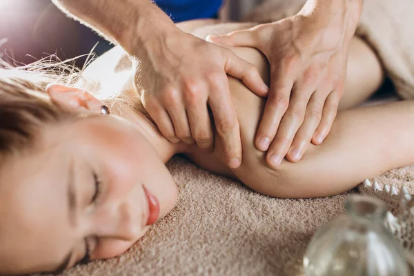 Close Van Vriendje Geven Ontspannende Massage Voor Zijn Vriendin Romantische — Stockfoto