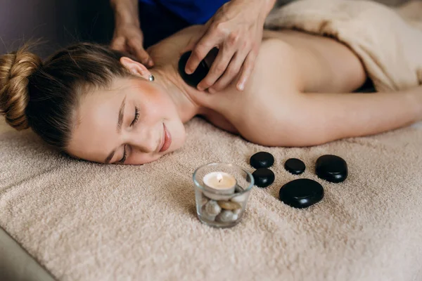 Vrouw Heeft Relax Wellness Behandeling Spa Salon Stenen Massage Hete — Stockfoto