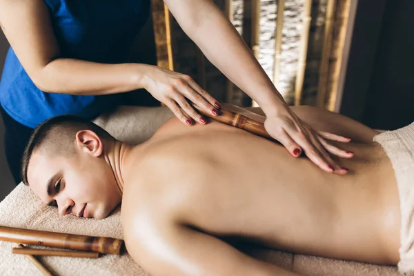 Bamboe Massage Massaeur Doet Massage Van Mannelijke Cliënt Met Behulp — Stockfoto