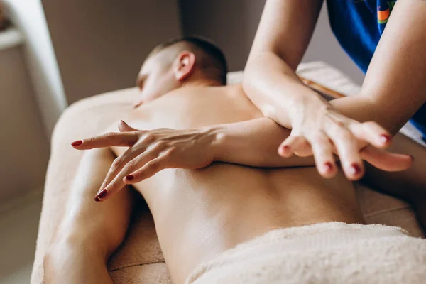 Muž Užívá Relaxační Masáž Zad Své Ženy Alternativní Medicína Domácí — Stock fotografie