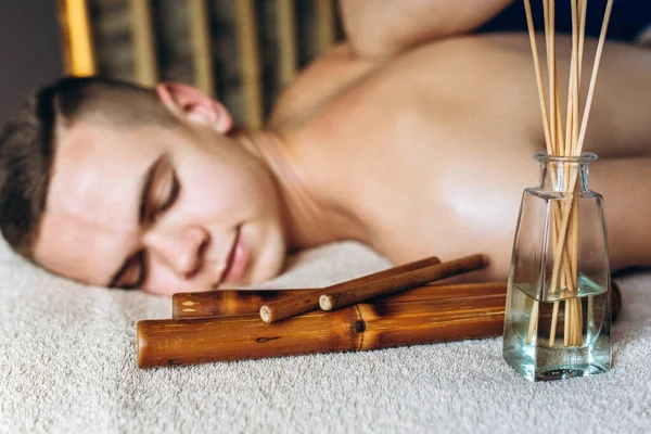 Bamboe Massage Man Geniet Van Ontspannen Rugmassage Spa Centrum Alternatieve — Stockfoto