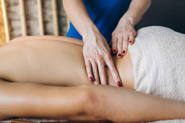 Hombre Disfrutando Relajante Masaje Espalda Esposa Medicina Alternativa Tema Spa — Foto de Stock