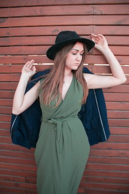 Bir siyah şapka ve bir kahverengi wo uzun elbise genç güzel kız