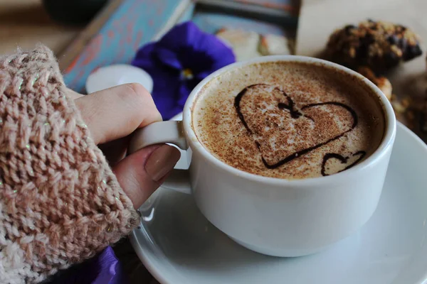 Morning cappuccino with hearts, with cookies and flowers — Stock Photo, Image