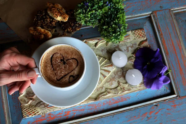 Утренний капучино с сердцами, печеньем и цветами — стоковое фото