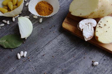 Gri ahşap masa ile sebze, soğan, mantar, biber, bir